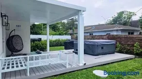 Spacious Villa with Hot Tub Near MIA Sleeps 12 - Image 1