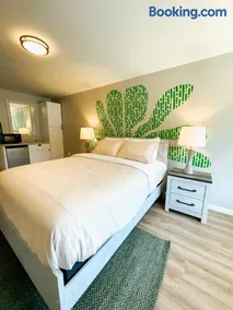 Meadow Room at The Trailblazer Unit 12 - Image 2
