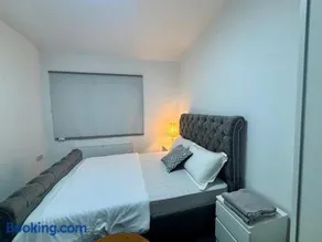 Room 4 on Green Road - Image 4