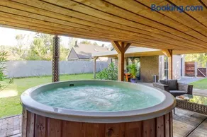 Stylish vacation home with hot tub and sauna - Image 1