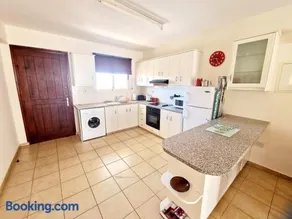 First floor apartment overlooking pool - Image 3
