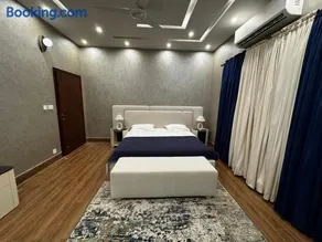 LAHORE VILLA 1 Kanal Ground floor 2 beds, 2 bath, 1 living room, Kitchen ,dinning room - Image 3