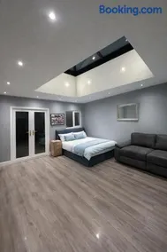 Modern 4-Bed House-Close Links to M5 & M6 - Image 4