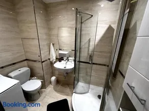 Bright and Comfy Apartment with Free Parking - Image 5