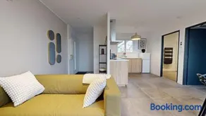 Appartement Premium avec Terrasse - Parking privatif Gratuit - Fibre Wi-Fi - À 2 min Centre-Ville Dole - Image 2