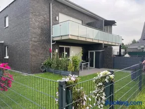 Ruhig gelegene EG-Neubauwohnung & Garten, überdachte Terrasse, Insektenschutz, Fußbodenheizung, EBK für max 7 Personen - Image 2