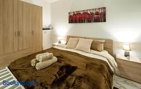 Amazing luxury Maisonette with back patio and free parking - Image 1