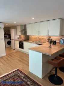 Hornbeams Annexe - Deluxe Apartment - Image 5