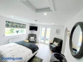 Robin's Nest Guestroom - Image 4