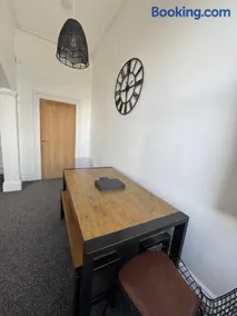 Spacious Victorian Birkdale Apartment with Garden - Image 5