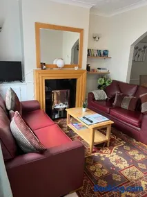 Free Parking 3-Bedroom House Near York Town - Image 5