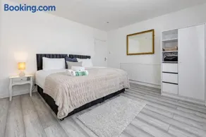 Spacious 3-Bed House, Sleeps 6, Parking, Contractor Friendly - Image 2