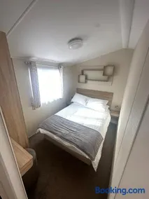 4 Bed 10 Berth Caravan Seawick Holiday Park - Image 4