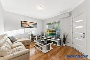 Modern Scarborough Townhouse - Image 2