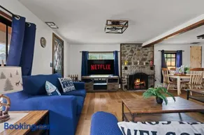 Charming Cottage by Lake Ontario, Firepit and Fenced Yard - Image 3