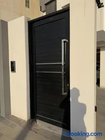 شقه فاخره بالخبر 3 غرف نوم ومسبح و صاله رياضه حي البحر - Image 2