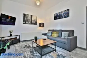 Freckleton House in Town Centre, near Blackpool, Sleeps 6, Free Parking - By NMB Property - Image 1
