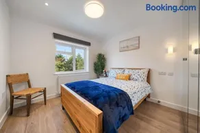 Newly Refurbished 2 Bed Flat - Image 5