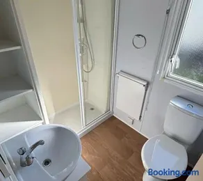 Seaside Caravan in Leisure Park with WiFi & Parking with decking 2 bedrooms - Image 2