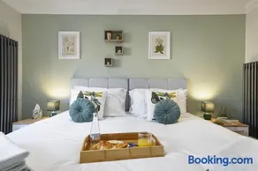 Super Funky Spire View Cottage - FREE Gated Parking - Ultra WiFi - Image 3