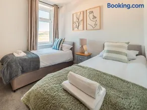 Stunning 6Bed Cottage- Town Centre- Free Parking - Image 3