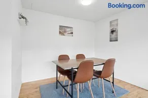 The Lucky Peer - 120m2 house 4 bedroom house - full kitchen & free parking - Image 2