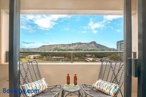 2 Bedroom on the 9th Floor with Diamond Head Views | 1 Block to Beach | Free Parking & WIFI - Image 1