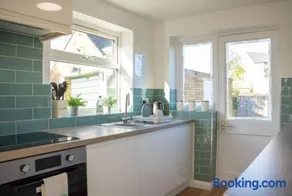 3 Bedroom home in Milton Keynes with Free Parking, WiFi and SKY TV - Image 4