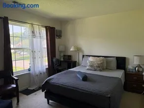 Wonderful room in great neighborhood near Downtown - Image 1