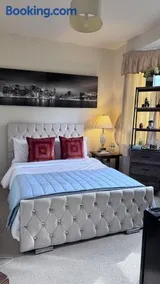 The Bush Residence, Shepperton - Two Ground Floor Guest Bedrooms - Image 4