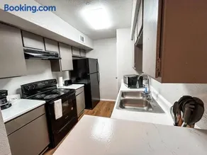 Bright and Spacious Townhome Near Parks and Dining - Image 2
