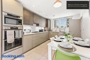 Dollis Valley 3Bedroom House Sleeps 8 in London With FREE PARKING By Maison Christo Property Short Lets & Serviced Accommodation - Image 4