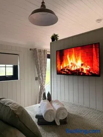 Everwood Escape- The Willow Hut With Private Hot Tub - Image 5