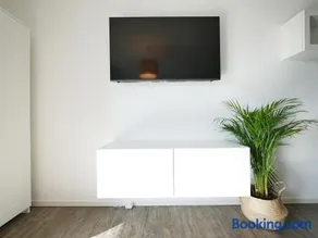 Zentral, modern, gemütlich mit Balkon & Parkplatz - Image 2