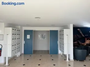 Appartamento con terrazza, giardino e piscina - Image 3