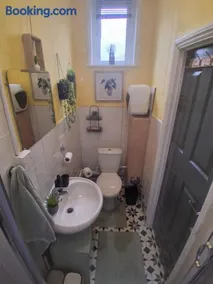 An essential studio flat located in the town centre riverside - Image 5