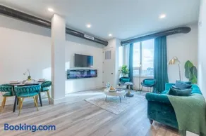 Emerald Escape, Free Parking, 2 Bath, Sleeps 8 Near American Dream and The Airport, King Bed and 2 Queen Beds, Washer and Dryer - Image 2
