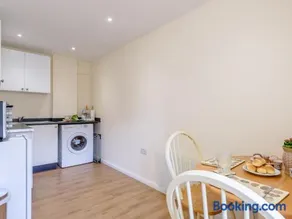 1 Bed in Woodbridge oc-72641 - Image 3