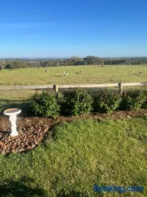 Campaspe Valley View 20 Acres Farm Stay - Image 1