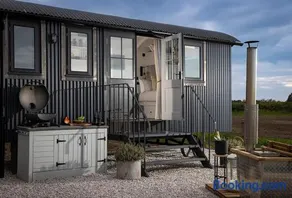 Luxury Shepherd hut with hot tub - Image 1