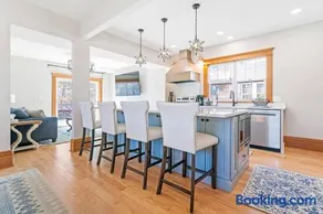 Family-friendly 4BR Near UNI for an Easy Group Stay - Image 1