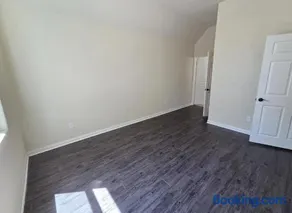 Woodland Oasis 2BR With FREE PARKING - Image 5