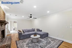 Spacious Killearn Retreat 4BR Prime Location - Image 4