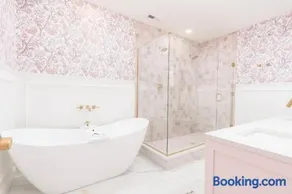 The Kentucky Rose by Hollyhock suites - Image 4