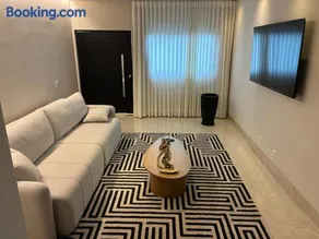 Casa com piscina, 3 suítes, 5 banheiros, área de lazer com churrasqueira, alto padrão, 500 metros do autódromo de Goiânia - Image 5