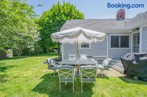 Cozy Town Neck Cape Escape – Pet Friendly - Image 4