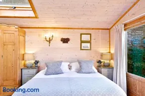 The Lodge - Luxury Lodge with Super King Size Bed, Kitchen & Shower Room - Image 4