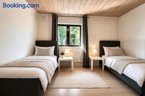 Spacious 7BR Villa with Parking for Large Groups - Image 1