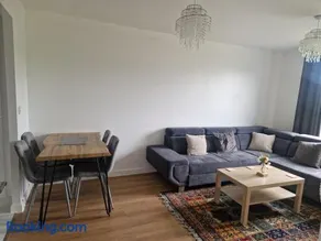 2 BedRoom Flat Near Heathrow & Windsor Free Parking - Image 2