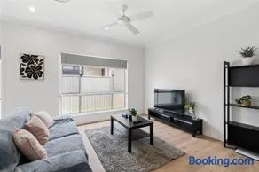 Modern House with Patio and Family Comfort) - Image 3